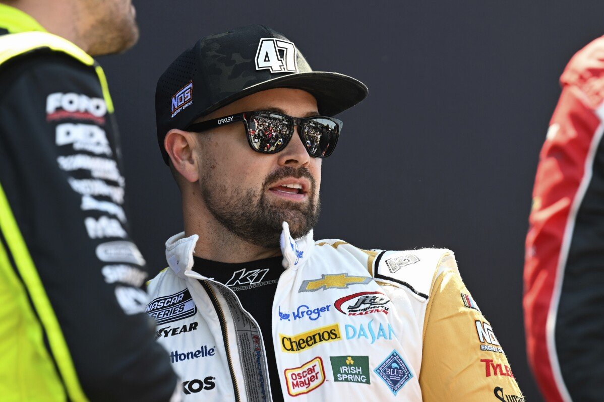 Stenhouse didenda $75,000 oleh NASCAR, Busch terlepas daripada hukuman selepas pergaduhan selepas perlumbaan All-Star